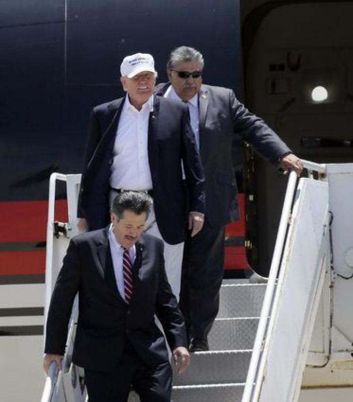 Esta foto es un cuadro: lo que pasa con Melania justo a la derecha de Trump arrasa en redes