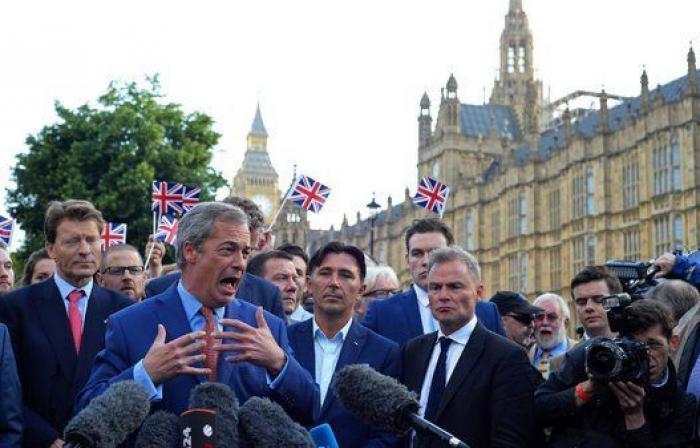 Las lágrimas socialdemócratas y la eurofobia de Farage marcan la ratificación del Brexit en la Eurocámara