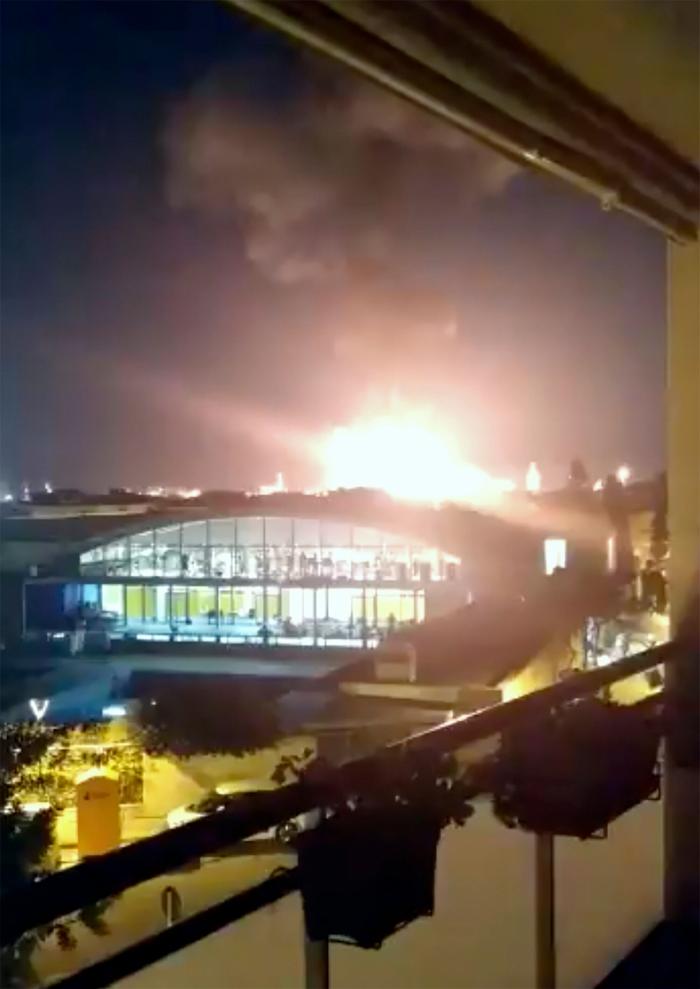 "Tembló todo alrededor y el cielo se encendió como un neón azul"