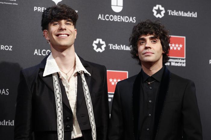 Leticia Dolera muestra la nota de un vecino que se encontró al llegar de los Feroz