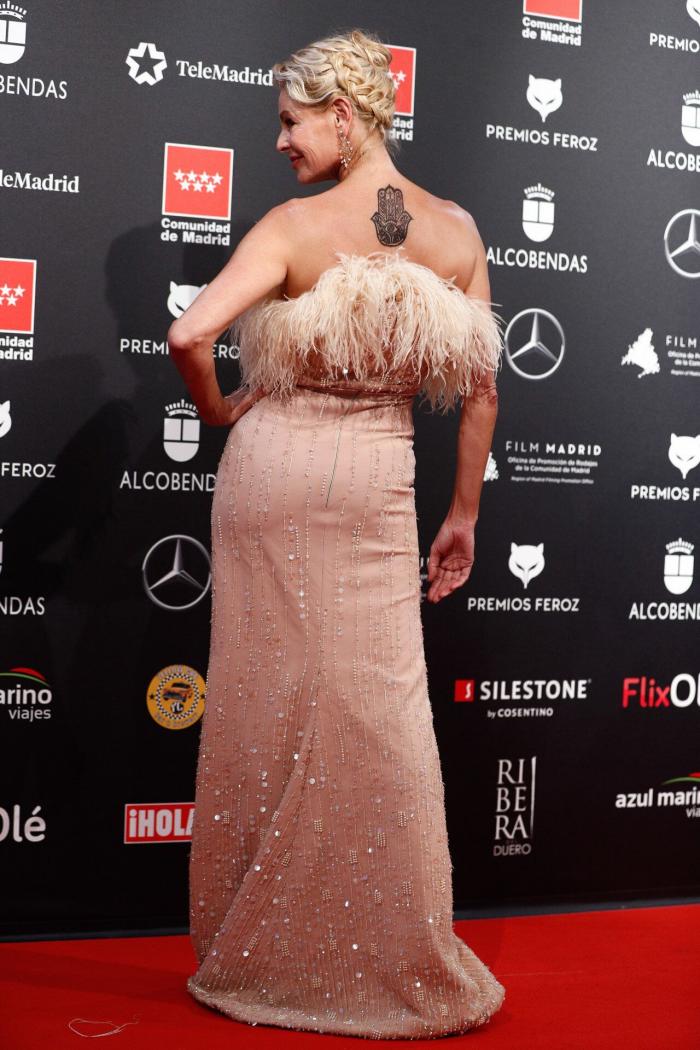 Leticia Dolera muestra la nota de un vecino que se encontró al llegar de los Feroz