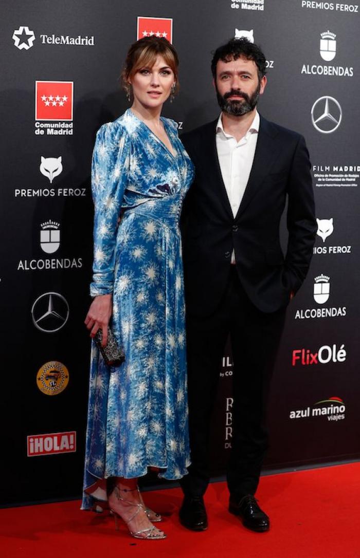 Leticia Dolera muestra la nota de un vecino que se encontró al llegar de los Feroz