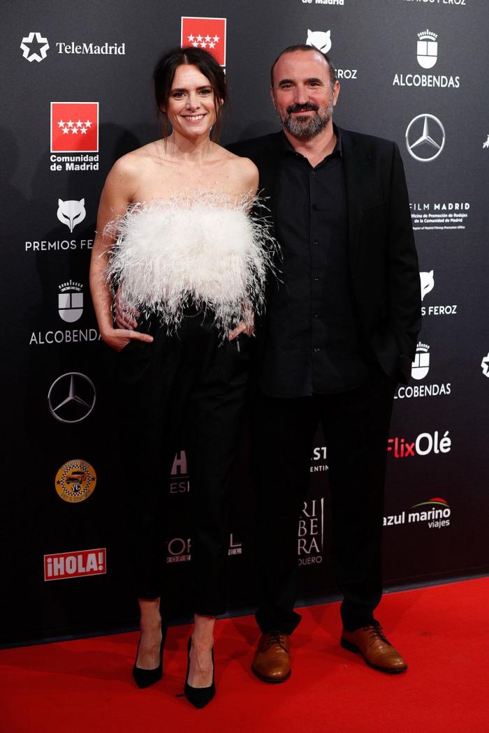 Leticia Dolera muestra la nota de un vecino que se encontró al llegar de los Feroz