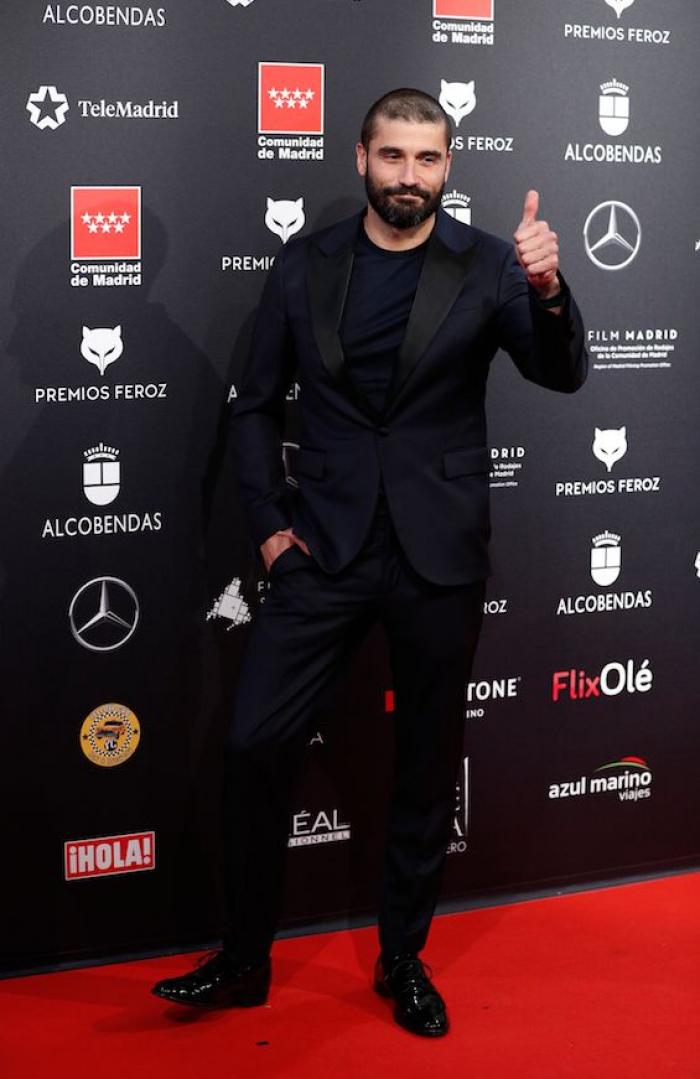 Leticia Dolera muestra la nota de un vecino que se encontró al llegar de los Feroz