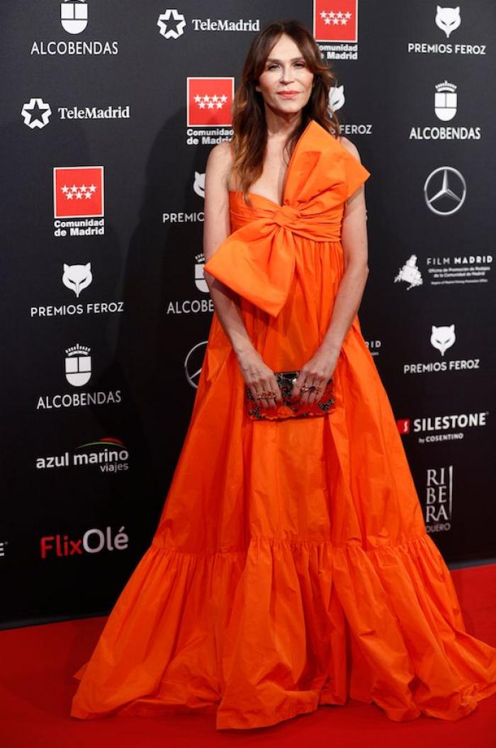 Leticia Dolera muestra la nota de un vecino que se encontró al llegar de los Feroz