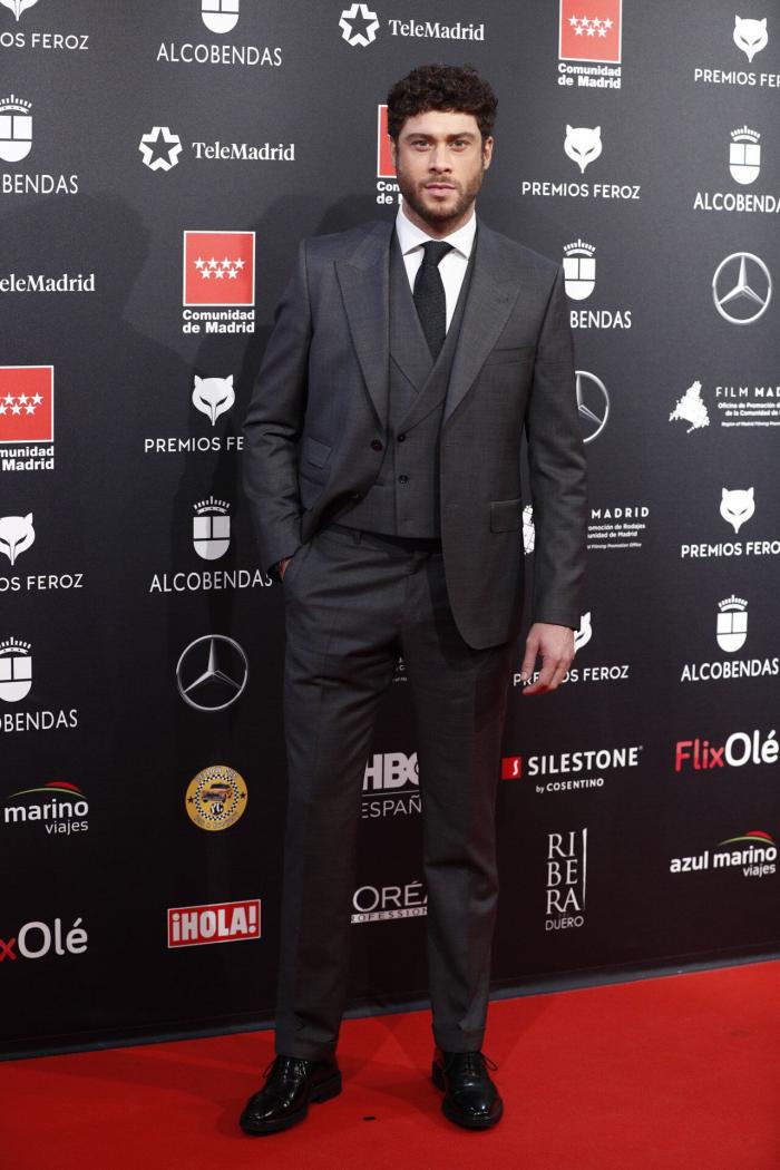 Leticia Dolera muestra la nota de un vecino que se encontró al llegar de los Feroz