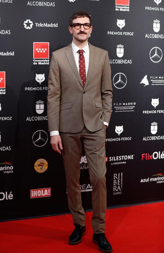 Leticia Dolera muestra la nota de un vecino que se encontró al llegar de los Feroz