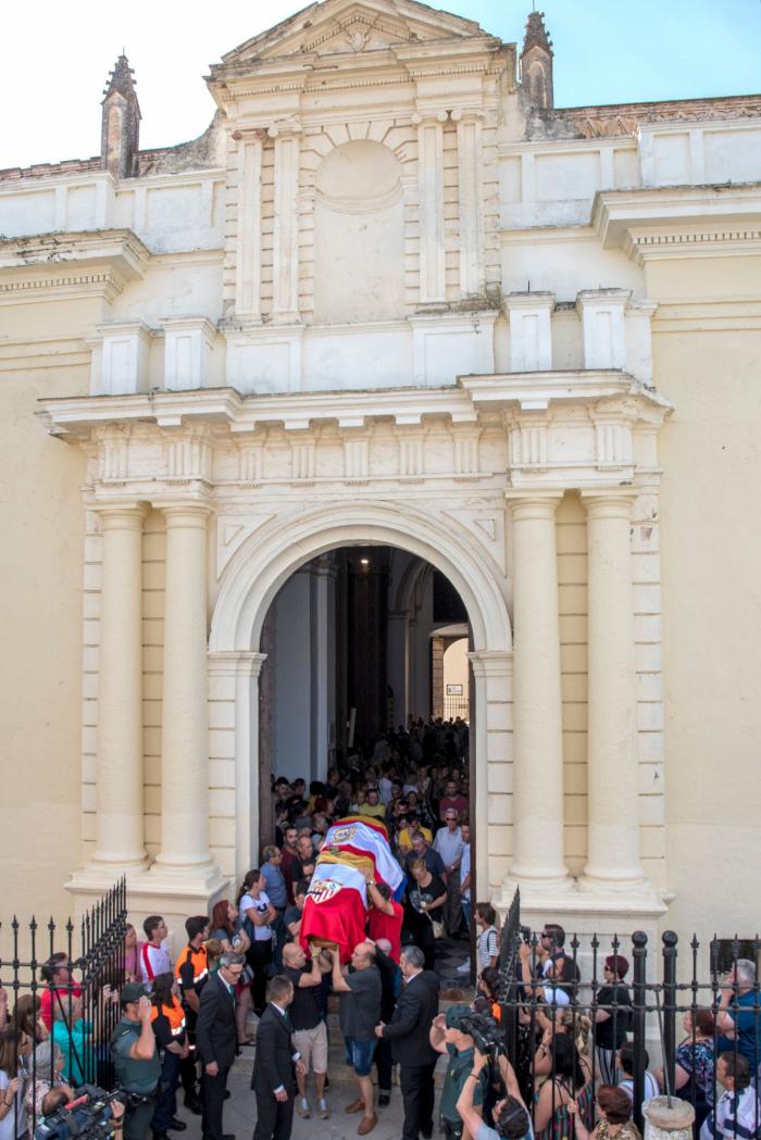 Utrera despide a Reyes con un entierro multitudinario