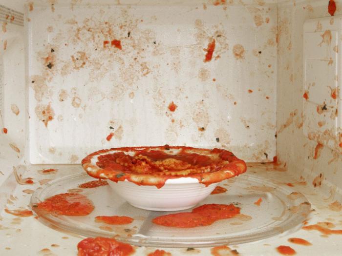 Barato y rápido: el truco definitivo para limpiar el microondas