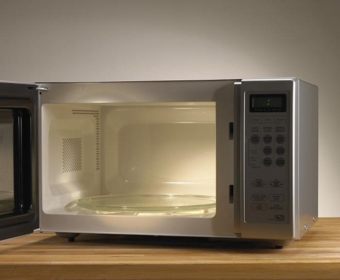 Barato y rápido: el truco definitivo para limpiar el microondas