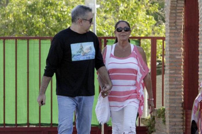 La reacción de Isa Pantoja al escuchar la llamada de su madre a 'Sálvame'