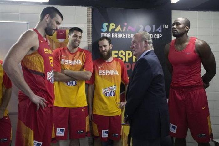La visita del rey Juan Carlos al vestuario de la selección de baloncesto (FOTOS)