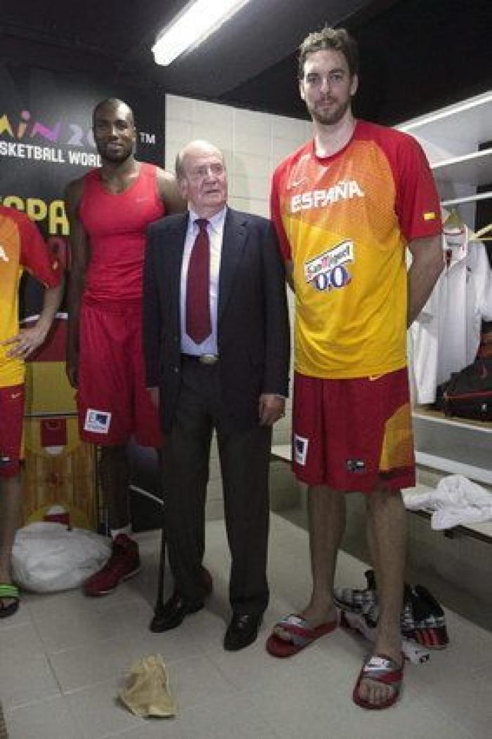 La visita del rey Juan Carlos al vestuario de la selección de baloncesto (FOTOS)