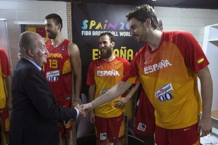 La visita del rey Juan Carlos al vestuario de la selección de baloncesto (FOTOS)