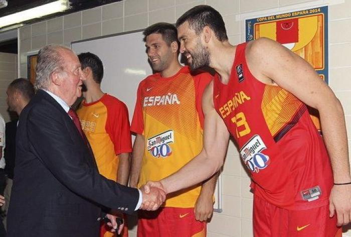 La visita del rey Juan Carlos al vestuario de la selección de baloncesto (FOTOS)