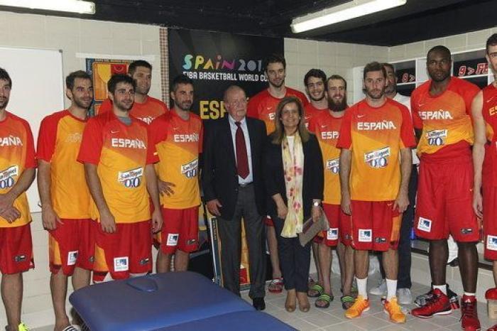 La visita del rey Juan Carlos al vestuario de la selección de baloncesto (FOTOS)