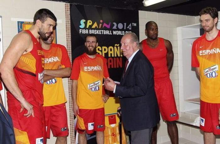 La visita del rey Juan Carlos al vestuario de la selección de baloncesto (FOTOS)