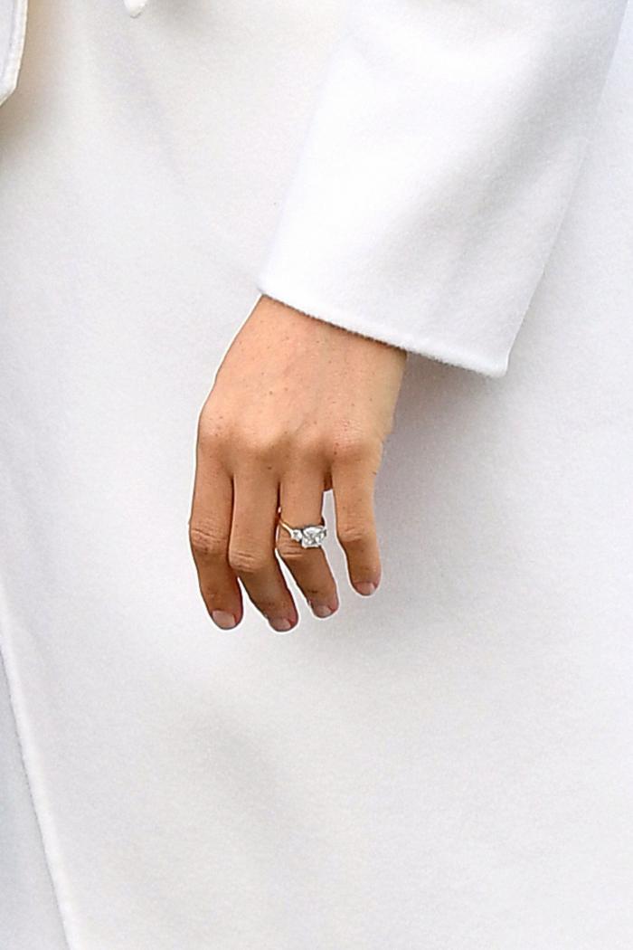 El momento 'tierra, trágame' de Meghan Markle con este vestido rojo en Tonga