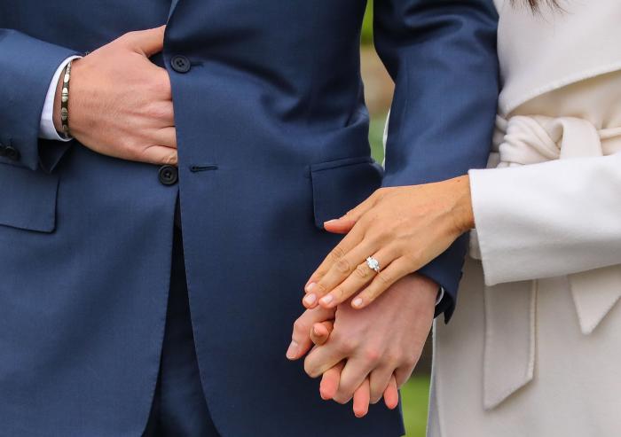 El momento 'tierra, trágame' de Meghan Markle con este vestido rojo en Tonga