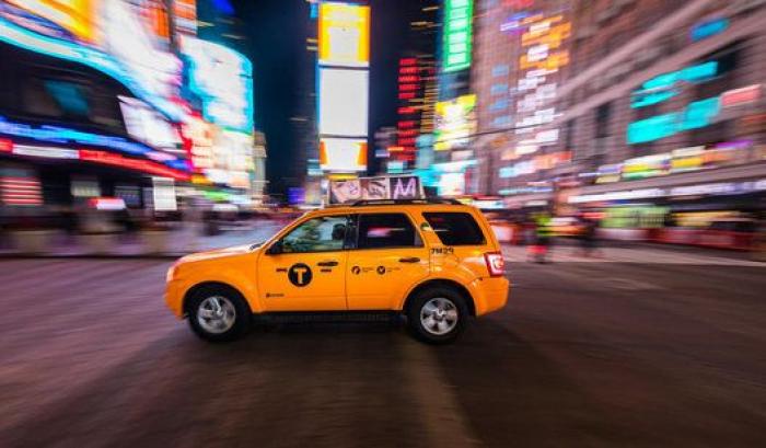 Una décima mujer acusa al gobernador de NY de besarla sin su consentimiento