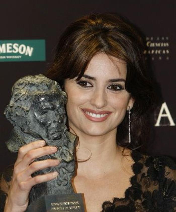 Penélope Cruz y Javier Bardem, en los Goya 2016: la nominada por 'Ma ma', de Versace