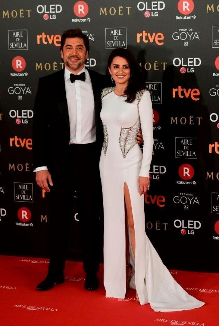 Penélope Cruz y Javier Bardem, en los Goya 2016: la nominada por 'Ma ma', de Versace