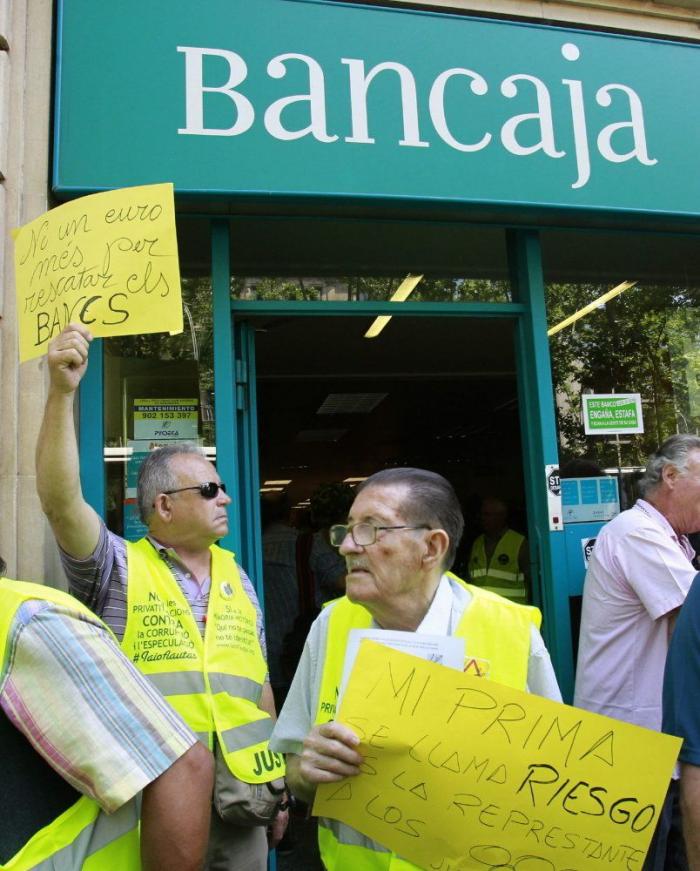 Los 'Yayoflautas' recuerdan el 15-M diez años después: "Aunque mayores, no estamos vencidos”