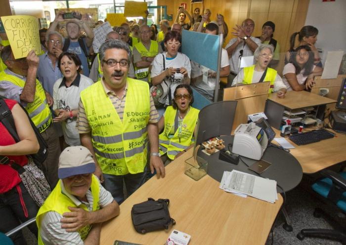 Los 'Yayoflautas' recuerdan el 15-M diez años después: "Aunque mayores, no estamos vencidos”