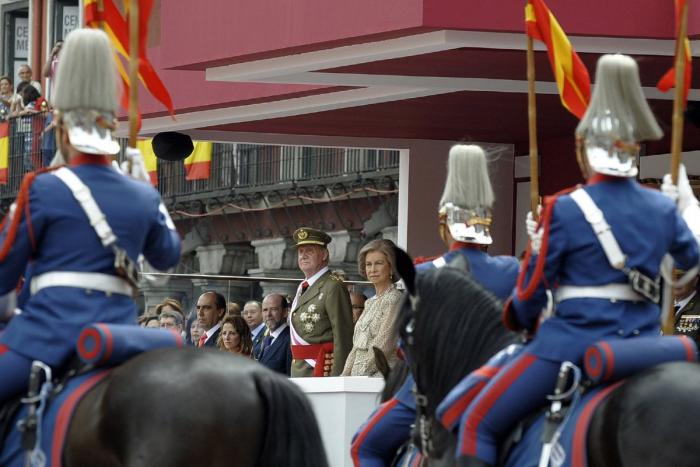 El rey reaparece en el desfile del Día de las Fuerzas Armadas (VÍDEO Y FOTOS)