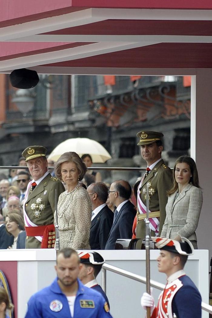 El rey reaparece en el desfile del Día de las Fuerzas Armadas (VÍDEO Y FOTOS)