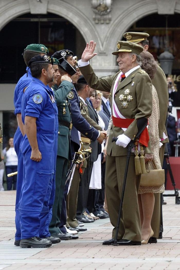 El rey reaparece en el desfile del Día de las Fuerzas Armadas (VÍDEO Y FOTOS)