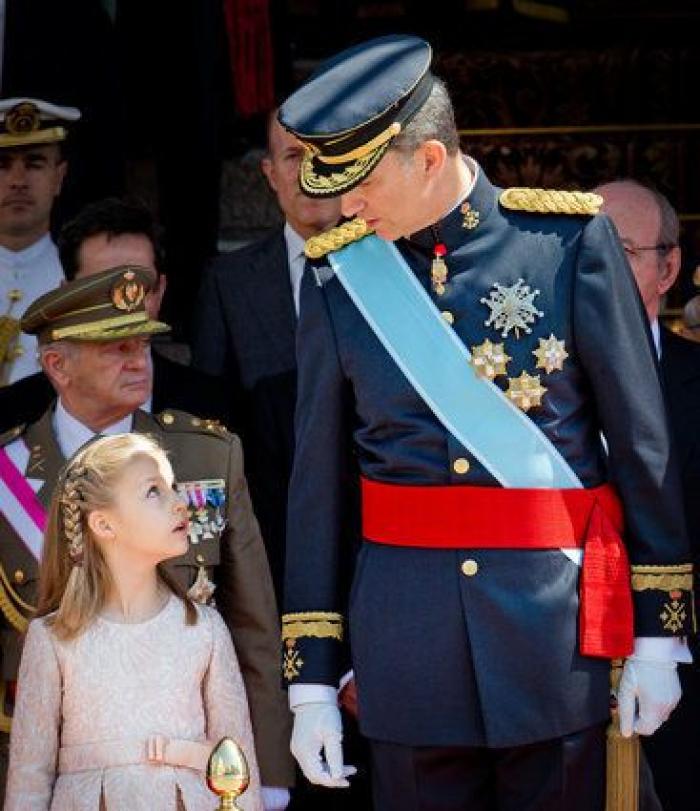 Las dos Españas, resumidas en los abrigos de las infantas para el desfile de la Fiesta Nacional
