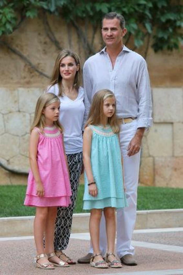 Las dos Españas, resumidas en los abrigos de las infantas para el desfile de la Fiesta Nacional