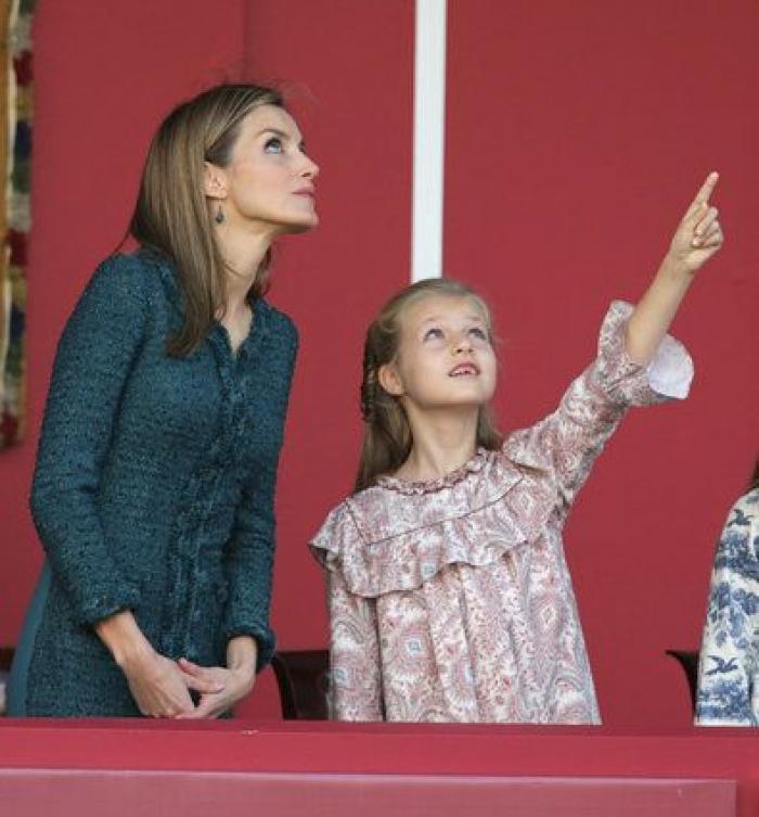 Las dos Españas, resumidas en los abrigos de las infantas para el desfile de la Fiesta Nacional