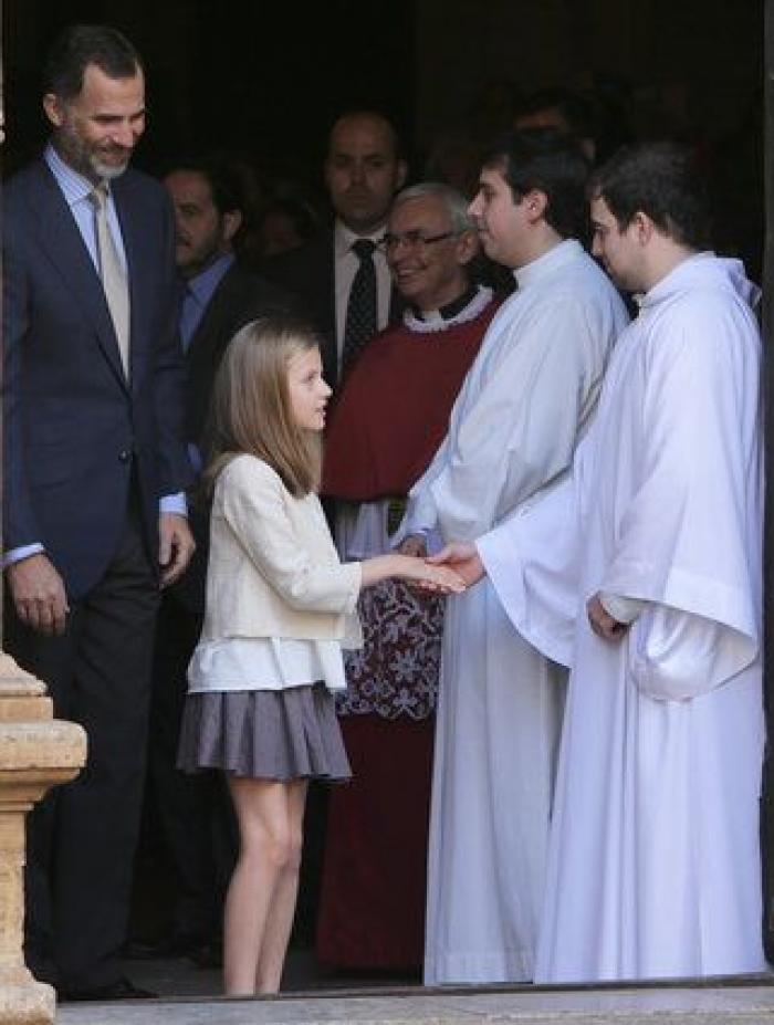 Las dos Españas, resumidas en los abrigos de las infantas para el desfile de la Fiesta Nacional