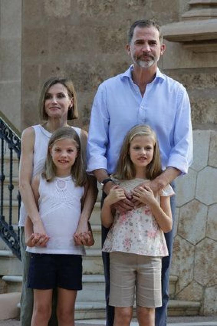 Las dos Españas, resumidas en los abrigos de las infantas para el desfile de la Fiesta Nacional