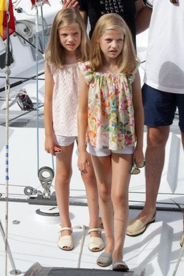 Las dos Españas, resumidas en los abrigos de las infantas para el desfile de la Fiesta Nacional