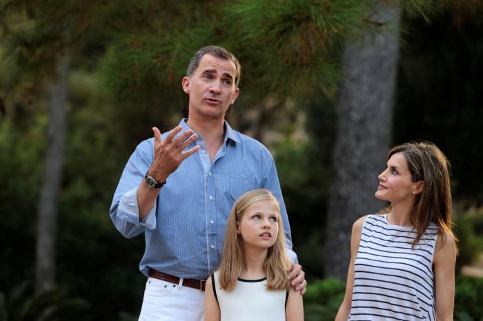 Las dos Españas, resumidas en los abrigos de las infantas para el desfile de la Fiesta Nacional