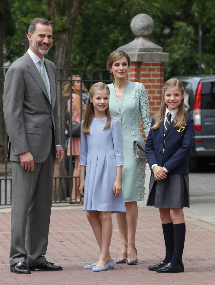 Las dos Españas, resumidas en los abrigos de las infantas para el desfile de la Fiesta Nacional