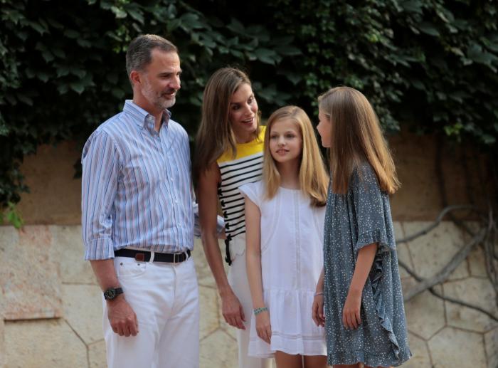Las dos Españas, resumidas en los abrigos de las infantas para el desfile de la Fiesta Nacional