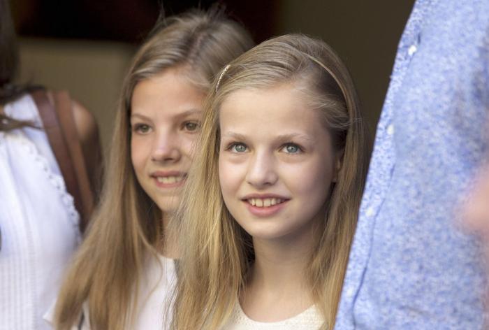 Las dos Españas, resumidas en los abrigos de las infantas para el desfile de la Fiesta Nacional