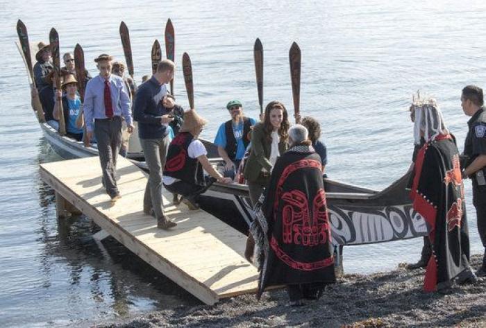 El príncipe Enrique denuncia una campaña de acoso a su novia, Meghan Markle