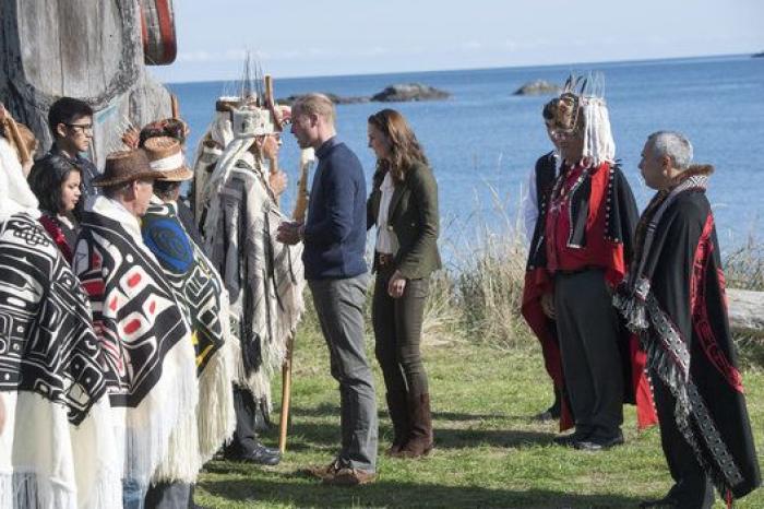 El príncipe Enrique denuncia una campaña de acoso a su novia, Meghan Markle