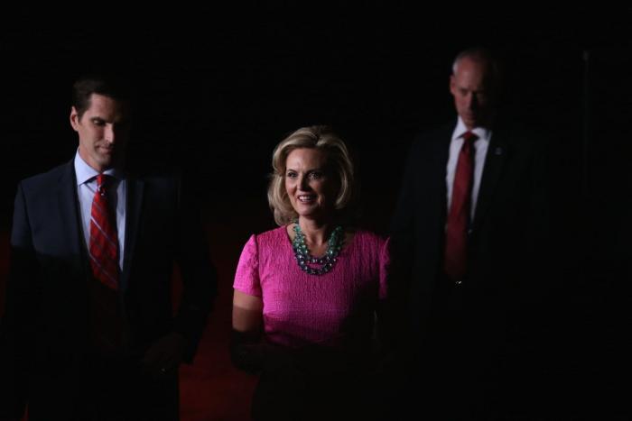 Debate en fucsia: Michelle Obama y Anne Romney, en el segundo cara a cara de candidatos (FOTOS)