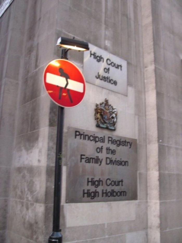 Arte callejero 'interactivo': las pegatinas de Katie Sokoler te siguen los pasos (FOTOS)