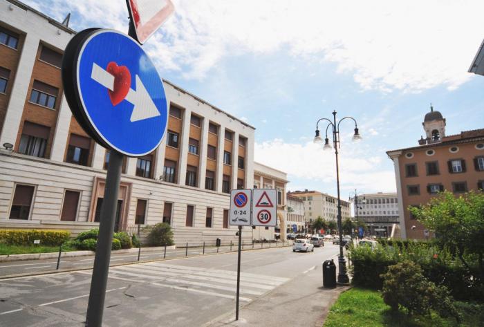 Arte callejero 'interactivo': las pegatinas de Katie Sokoler te siguen los pasos (FOTOS)