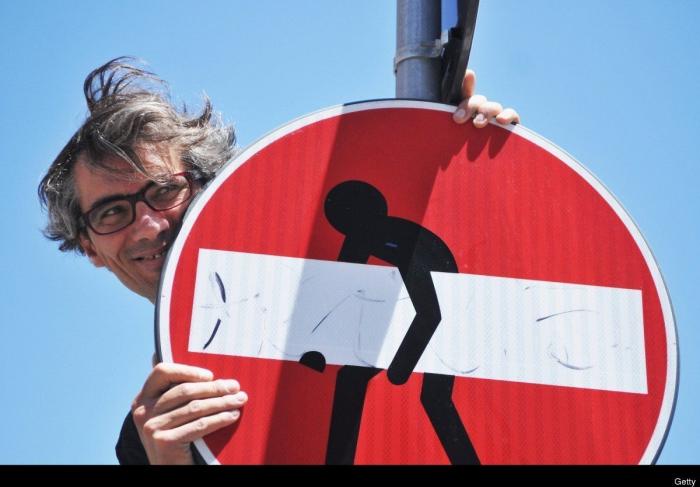 Arte callejero 'interactivo': las pegatinas de Katie Sokoler te siguen los pasos (FOTOS)