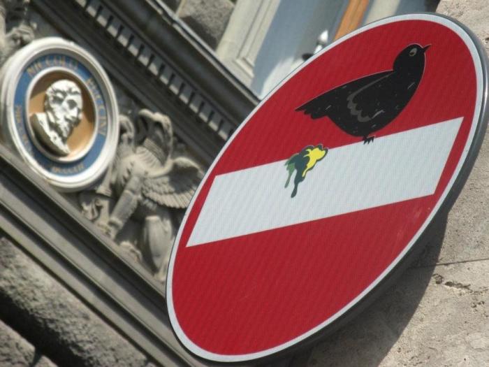 Arte callejero 'interactivo': las pegatinas de Katie Sokoler te siguen los pasos (FOTOS)