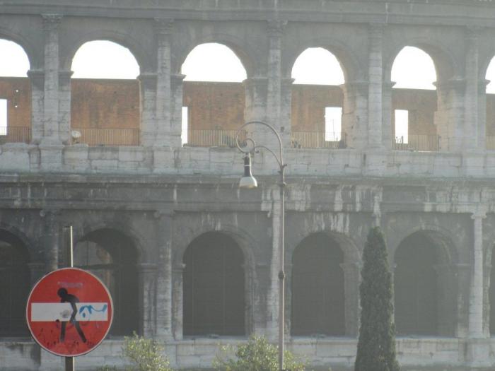 Arte callejero 'interactivo': las pegatinas de Katie Sokoler te siguen los pasos (FOTOS)