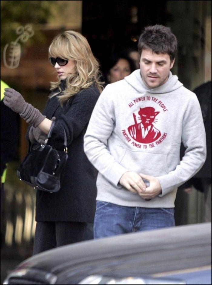 Patricia Conde enseña su truco para no aburrirse en el gimnasio: un libro